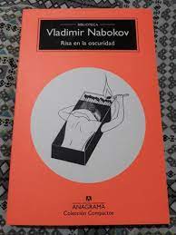 RISA EN LA OSCURIDAD